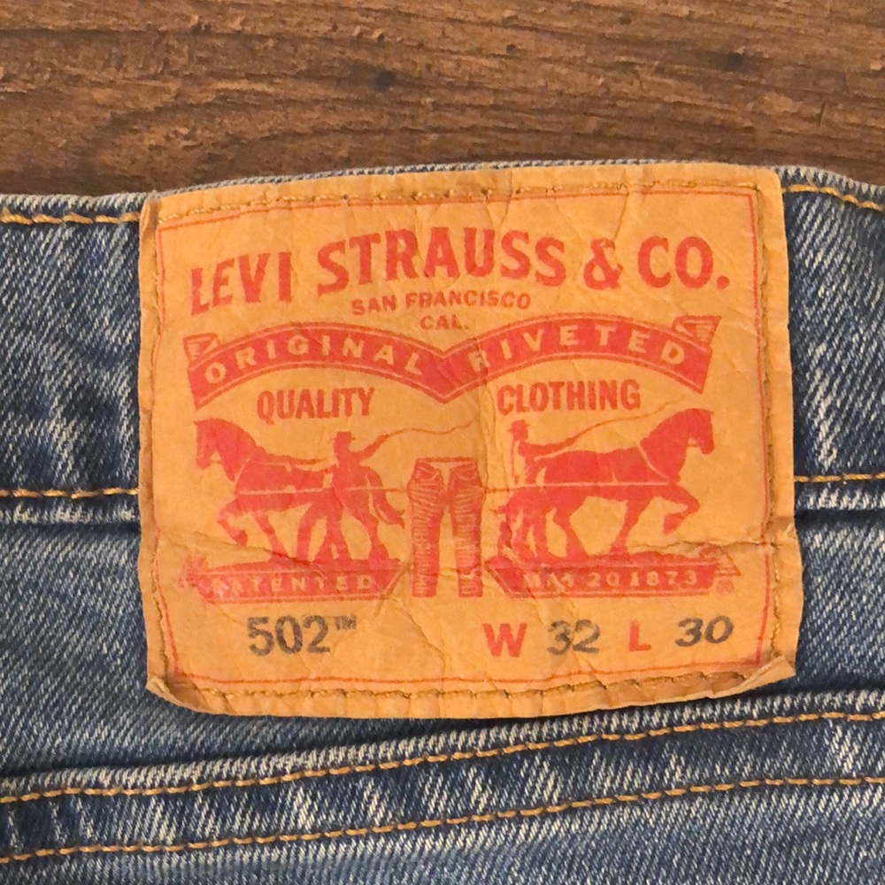 Preowned Levi’s 502 Jeans. Slightly tapered. Medium wash. 32/30 - Picture 2 of 6